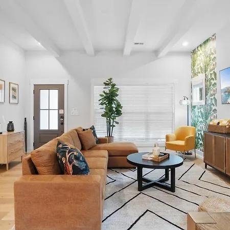 Near Boa Stadium, 5 Bedroom With Games, Backyard